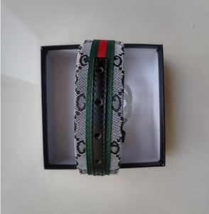 Cinturón nuevo de diseñador de cuero para hombre, cinturón de mujer con hebilla plateada y letra grande a la moda de alta calidad con rayas rojas y verdes, 110CM