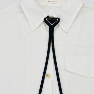 Cravate de créateur en cuir pour hommes et femmes, cravates bolo en émail triangle, cordon fin, cool, mode, couleur unie, noir, blanc, chemise formelle de luxe