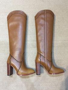 Vestido de cuero casual 2022 botas de fiesta zapatos de piel de oveja de madera de madera 9.5cm tacones de rodilla kinght booties estilo británico martin bota bordado dedo del pie bordado 448