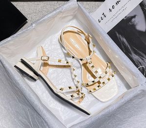 Lederen platte klinknagels bezaaid sandalen vrouwen mode zomer dames casual studs schoenen enkelband sandles5752550