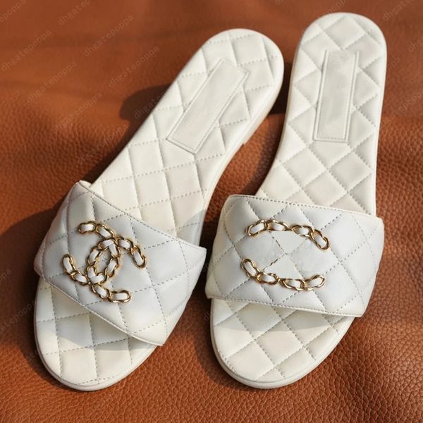 Plats en cuir Sandales brodées Femmes Slippers Designer Sandale Lady Mariage Party Slides Flats Rubber Sole Mules Summer Beach Sexy Sexy Chunky Talons