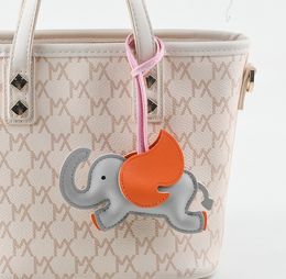 Porte-clés en cuir avec éléphant volant et pendentif animal créatif, ornement de sac à main classique fabriqué à la main, cadeau pour filles et femmes