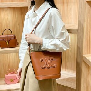 El diseñador de bolsos de cuero vende nuevas bolsas para mujeres con una bolsa de cubo de cuero con descuento al 50% para mujeres y versátiles grandes bolsas de hombro de hombro