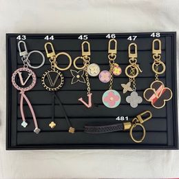 Porte-clés en cuir pour clé de voiture femmes rose sac noir pendentif charme décoratif filles cadeau marque de luxe design lettre en métal boucle ronde avec boîte