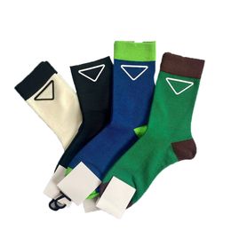 Étiquette en cuir couleur noir et blanc dans le tube chaussettes pour femmes, design de style collégial de base, mode couples avec simple