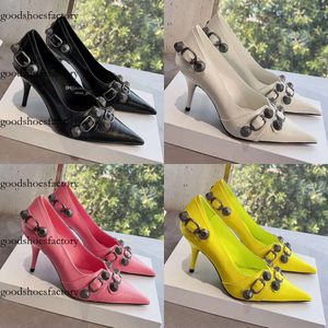 Lederen lamskijnpompen Stud Buckle verfraaide slip-on puntige teen stiletto modeshow originele editie