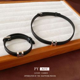 Bracelet de collier de boucle de lettre en cuir avec des bijoux de mode simple et de tempérament personnalisés bijoux de mode simple pour les femmes