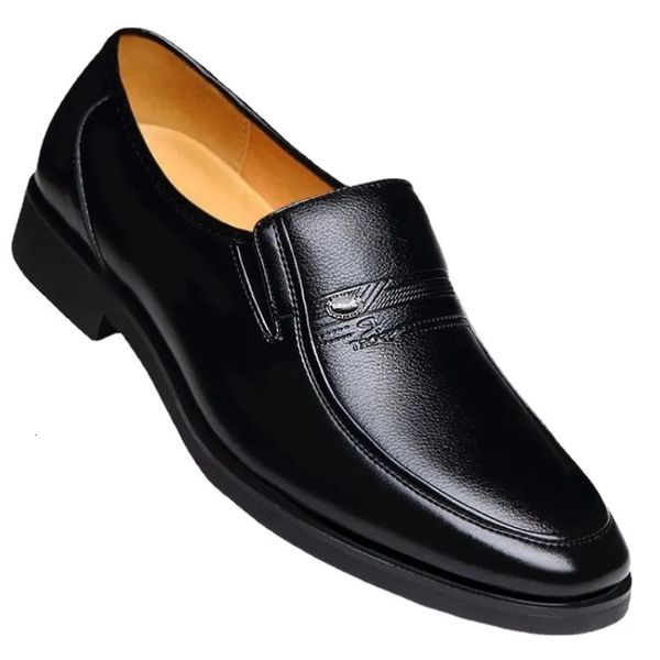 Cuir Men Shoes Formal Brands de luxe Logles pour hommes habiller les mocassins Slip respirant sur la conduite noire plus taille 3844 240420