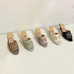 Deri Orta Topuk Bayan Sandalet Terlik Tasarımcı Moda Bayanlar Flats Ayak Bileği Toka Kauçuk Taban Katır Yaz Plaj Seksi Düğün Ayakkabı 35-41