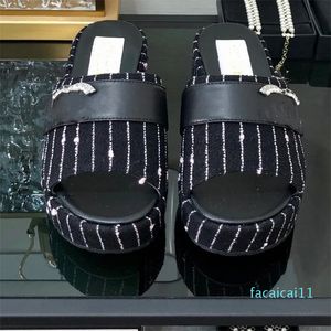 Sandalias de piel con tacón medio bordado para mujer Sandalias de diseñador slide de fiesta Suelas de goma.Suelas gruesas de moda, pequeñas artesanías de diamantes con hilo fragante.