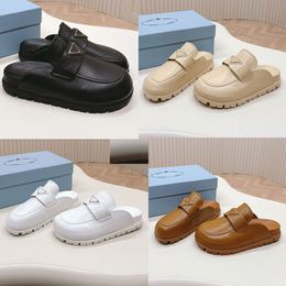 Leren muilezels 1S430N merk muilezel driehoekige muilezels sandaal Leren sandalen designer muilezel dames slides zomer muilezels lichte rubberen zool voegt casual veelzijdig notitieontwerp toe