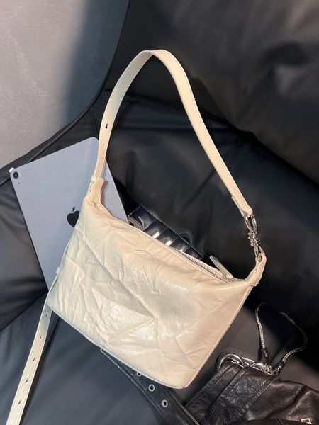 Niche en cuir plissé pour les aisselles Sac pour femmes de grande capacité Advanced Sense Silver Crescent Bag