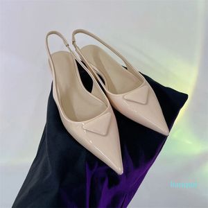 Bombas de cuero Sandalias de moda Zapatos de vestir de diseñador de cuero para mujer Zapatos de seda para mujer Punta puntiaguda Tacón de gatito Tacón elegante con talón descubierto