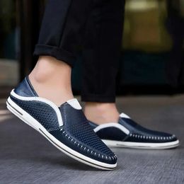 Lederen sandalen echte schoenen mannen mooie zomer casual holes slip-on platte koe mannelijke loafers zwart wit a1295 853F