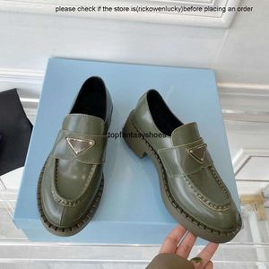 PRDAA schoenen Prado Designer Sneakers Boots Dongguan geproduceerd P Slip-on schoen 2022 Nieuwe PR Engelse stijl Muffin Kleine lederen schoengaas met dikke zolen en dikke hakken