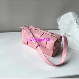 Sacs à bandouliers en cuir Bottegveneta Sacs de créateurs 2024 Nouveau Yang Mi Brick Pink Cowhide Woven Sac Cassette Oreiller à main