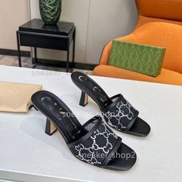 Cuir Simple New Heel Designer Sandal Sandal Chaussures Summer Diamond Classic Fashionable Slipper authentique Sandalsg Womens Mesh High Muc5