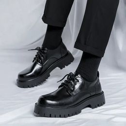 Slip en cuir Korea Oxfords Men Plateforme sur épais Tottom mâle derby molages décontractés pour hommes