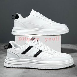 Petites chaussures blanches légères en cuir à semelle souple pour hommes, chaussures de sport tendance esprit garçon coréen, chaussures de planche, nouvelle collection 2024