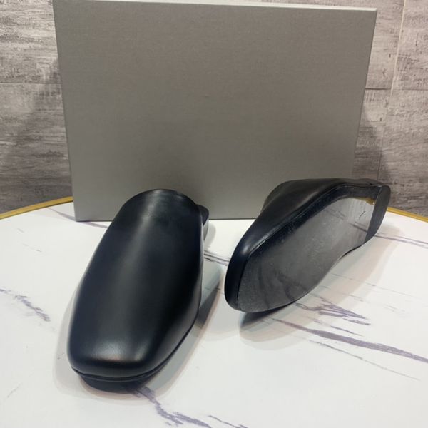 Zapatillas con suela de cuero Plantilla tono sobre tono Punta redondeada Diseñador Italia Hombre Cosy Mule piel de becerro lisa