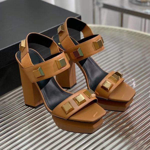 Sandalias de plataforma con detalles de tachuelas de cuero Tacones altos gruesos Correa de tobillo Dedos cuadrados Sandalias de tacón de bloque con punta abierta 10 cm zapatos de diseñador de lujo calzado de fábrica para mujeres