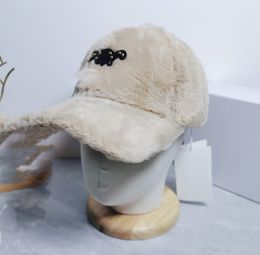 Berretto da baseball con rivetto con etichetta in pelle Circonferenza della testa grande femminile Cappellini con visiera piccoli con aspetto facciale in lana di agnello nera