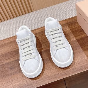 Cuir pour faire de vieilles chaussures rétro pour femmes chaussures de planche cravate tête ronde nouvelles chaussures de sport designer de luxe mode automne et hiver toutes les petites chaussures blanches tailles 35-40 + boîte