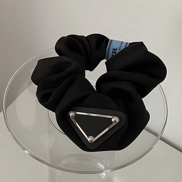 Chouchous en cuir Triangle lettre avec étiquette femmes lettres élastiques cheveux cravates pour cadeau fête de haute qualité