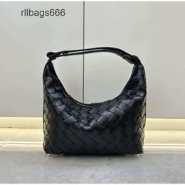 Sac à épaule en cuir Wallace Bottegs Sacs à main de concepteur Bracs sous les bras légers Light Lady Saddle Cassette 2024 One Woven Bvbag Fashion Luxury Bag Edition 7ZE0