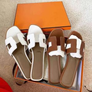 Beste kwaliteit echte designer slippers leer dezelfde stijl voor dames zomer uitloper vrije tijd vakantie strand slippers 2024 lente platte schoenen maat 34-42 volledig pakket