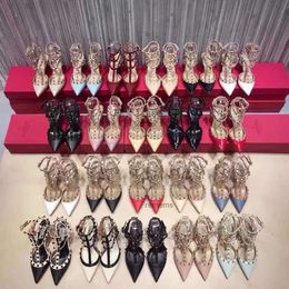 Cuirs de luxe Designer Heeles chaussures talons bas rouges femme sandales pompes Casual or cuir mat clouté pointes slingback