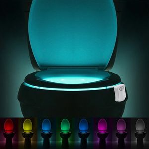 Luz decorativa LED de 8 colores para inodoro, resistente al agua, con Sensor de movimiento, luz nocturna para baño con batería reemplazable IP65 para baño