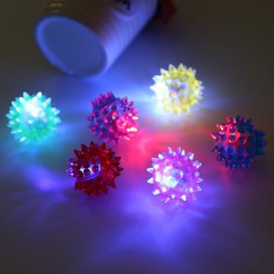 Balle de chat clignotante à LED roulant des boules lumineuses colorées pour animaux de compagnie jouant un jouet