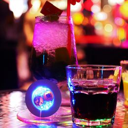 LED Coaster Lighting Coasters 6cm 4-6 LEDS Bouteilles Lumi￨res Glorificateur LEDS Autocollants Couvre-c￴tes boissons Flash Lights Up Cups Perfect for Party Weeding Bar Crestech168