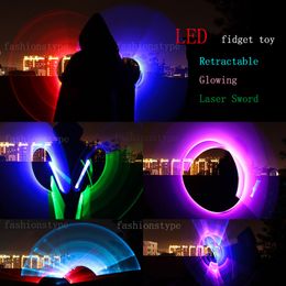 LED Fidget Toy Laser Sword 2 en 1 Sable de luz Color Retráctil Luz de inducción Regalo para niños