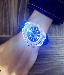 LED Flash Luminoso Automático Mujer Man Watch Tendencias de personalidad Estudiantes Amantes de los estudiantes Jalela 9 Muñeco de luz de color Reloj famosa marca WAT5371489