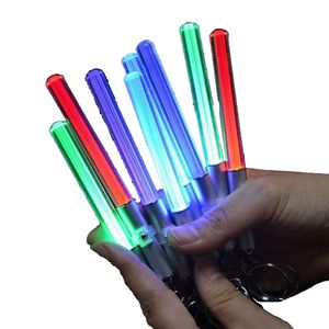 Linterna LED Stick Llavero Favor de fiesta Mini antorcha Llaveros de aluminio Llavero Durable Glow Pen Varita mágica Stick Sable de luz LED Light Stick 6 colores