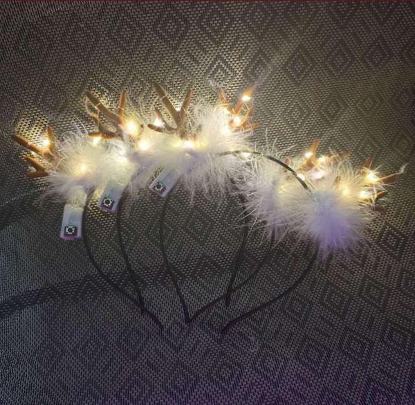 LED Fluffy Feather Antlers Bandeau Noël Glowing Light Up Clignotant Cerf Oreilles Bandeau Costume Fantaisie Cosplay Party Decor avec batterie