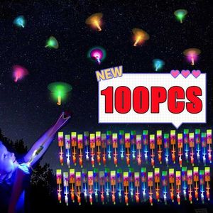 LED Vliegende speelgoed 100-10 stks licht speelgoed pijl led licht speelgoed buiten feest cadeau rubberen band katapult gloed in de donkere raket helikopter vliegen speelgoed 240410