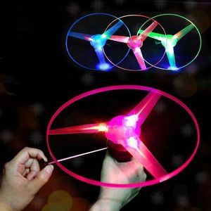 Juguetes voladores LED 1 PC Funny Spinning Flyer luminoso Luz Led Manija Flash Flying Toys para niños Color de juego al aire libre Aleatorio 240410