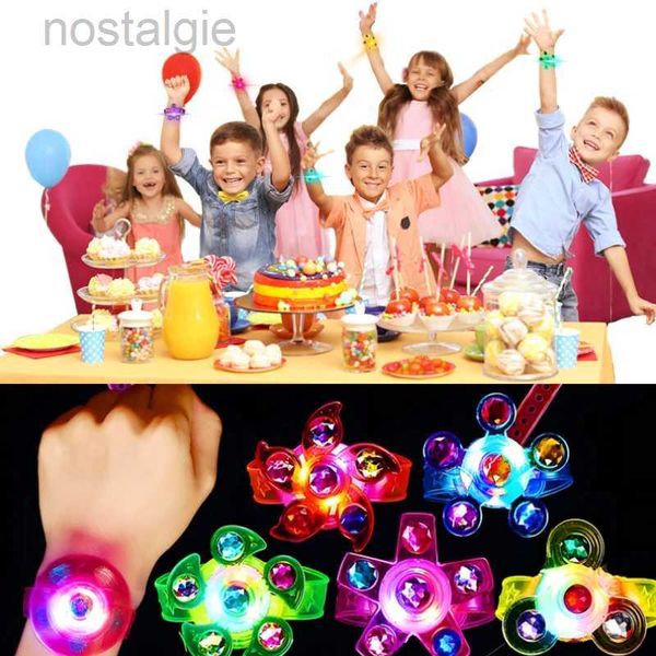 LED Flying Toys 5pcs LED LUMINENT SPINNER GLOW DANS LA PARTÉ DARK INDICTIONS TOUELL LETUILLE TOUELLE VOLLE LED LED TOY PARTY FUN CADEAU GAME GADE 240410