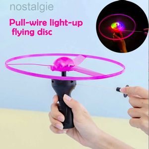 LED Flying Toys Enfants en plein air Fun Rotation Toy Kid Sports Sports Pull Line Saucer Light Processing Flash For Parks Beach 240411