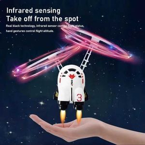 LED Vliegende speelgoed Handinductie Vliegende robot Vliegend speelgoed met LED Light Shinning Flying Spaceship Outdoor Toys voor 3+ jaar Kids Kerstcadeau 240410