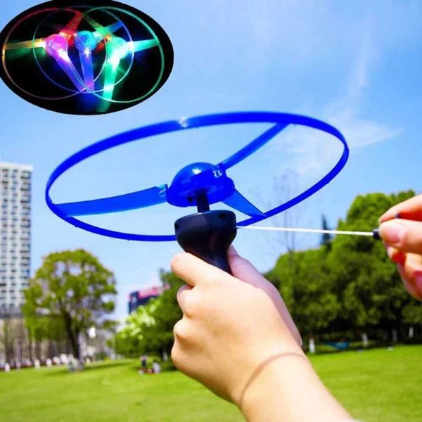 Toys volants LED Éclairage LED Disque volant Hélicoptère Hélicoptère Pulpe String Flying Saucers UFO Spinning Top Kids Outdoor Toys Fun Game Sports 240410