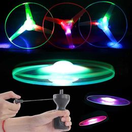 LED Vliegende speelgoed Luminous Flying Saucer Child Outdoor Roterend speelgoed Kids Sport Pull Line Saucer Speelgoed LED LED LICHT FLASH UFO Baby Early Learning Game 240410