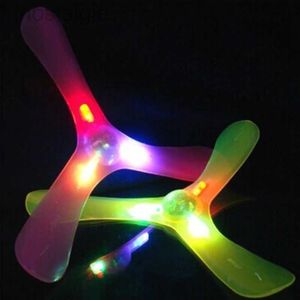 LED VLACHT TOY JUIDE LED LICHT 3 BLADEN BOOMERANG Outdoor Fun Sport Luminous Outdoor Park Special Flying Toys Flying Disk Flying Saucer-M18 240410