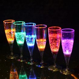Verres à LED Champagne Lightglasscup tasses flûtes clignotant éclairé fête Cocktail boire brillant gobelet mariage 240119