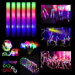 Guantes LED 1530Pcs Glow Sticks Espuma LED Stick Palm Bulk Gafas brillantes Tocado luminoso Anillos brillantes para suministros para banquetes de boda 230216