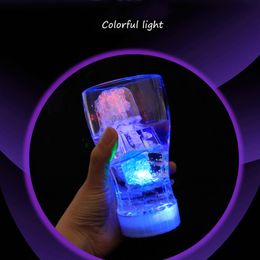  Cubo de hielo LED Luces nocturnas Cambio de color múltiple Flash lento Novedad Sensor líquido Agua sumergible para fiesta Boda Dars Bebidas Decoración C0713x20 DO