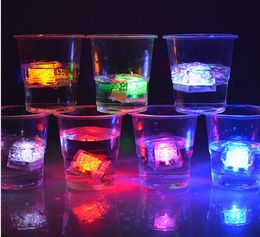 Barre de glaçons à LED Flash à changement automatique Cube de cristal activé par l'eau 7 couleurs pour cadeau de noël de mariage de fête romantique